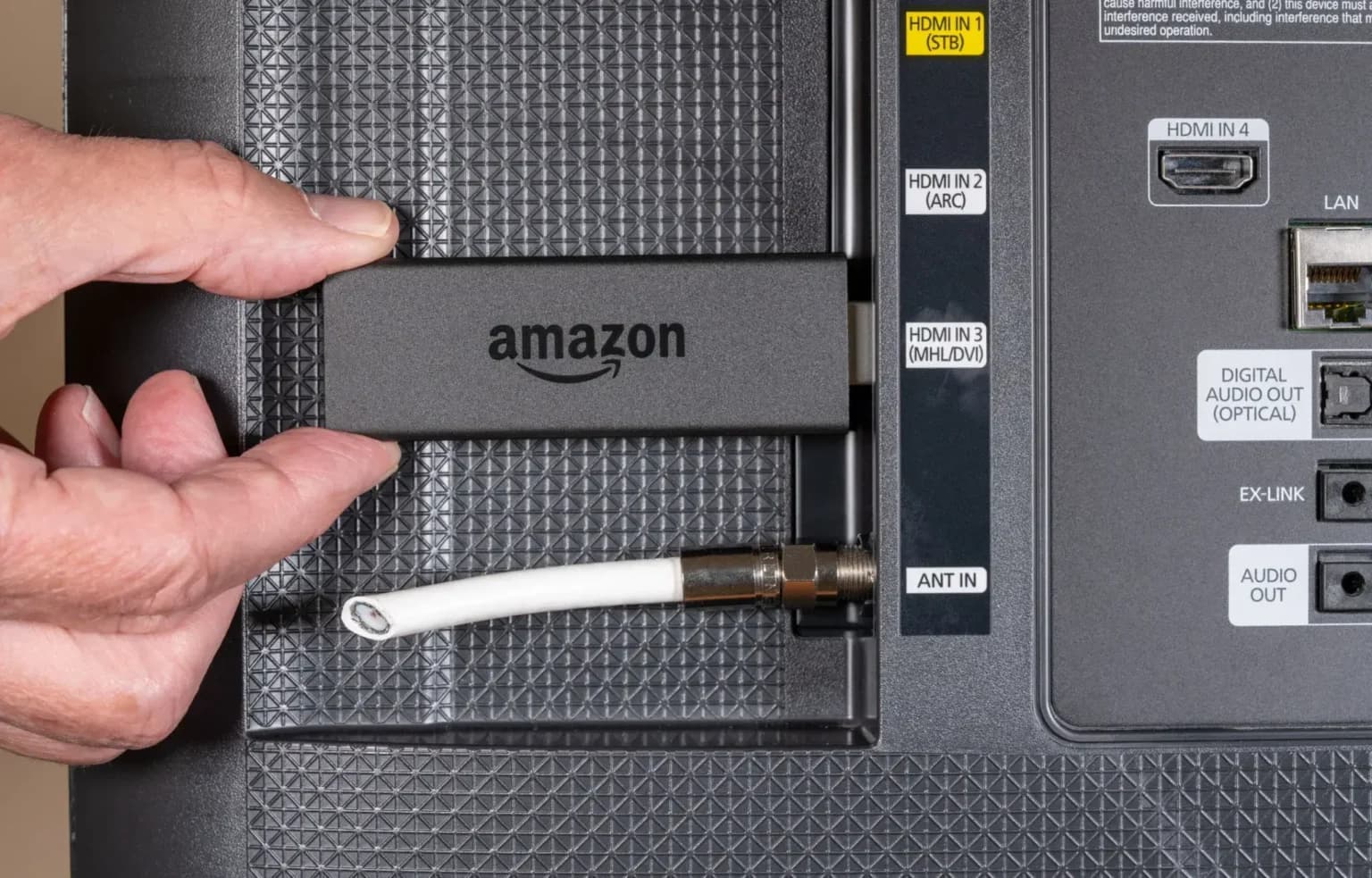 Customer support engineer assisting user with instant server authorization on IPTV Smarters
